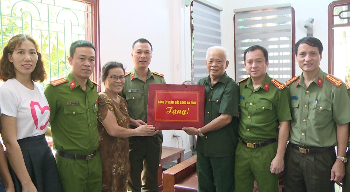 Giám đốc Công an tỉnh thăm hỏi, tặng quà Đại tá Lê Xuân Sinh, Anh hùng LLVTND.(ảnh Minh Phương)