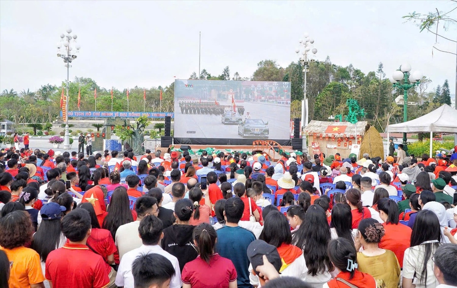 Hằng ngàn người dân Nghệ An tập trung tại Quảng trường Hồ Chí Minh để theo dõi lễ diễu binh, diễu hành qua màn hình LED cỡ lớn
