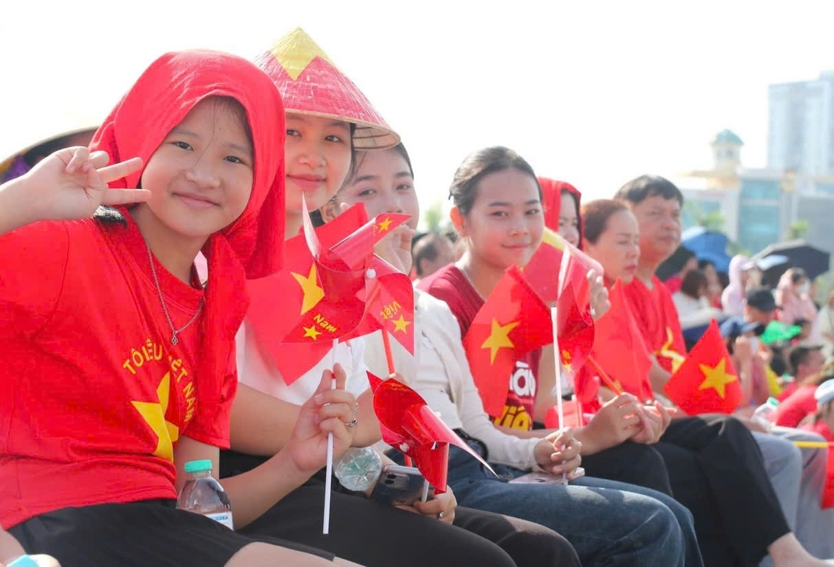 Dù không ra được Thủ đô trong ngày đại lễ, nhiều em nhỏ ở Nghệ An chọn Quảng trường mang tên Bác để xem lễ diễu binh, diễu hành  