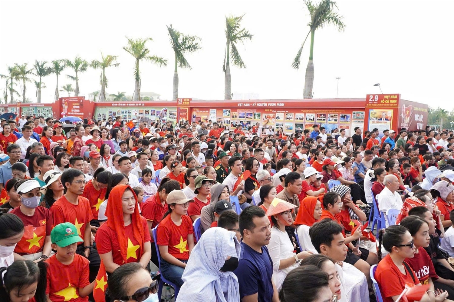 Quảng trường Hồ Chí Minh rợp sắc đỏ cờ, hoa và cả màu áo của  Nhân dân trong ngày đại lễ của dân tộc