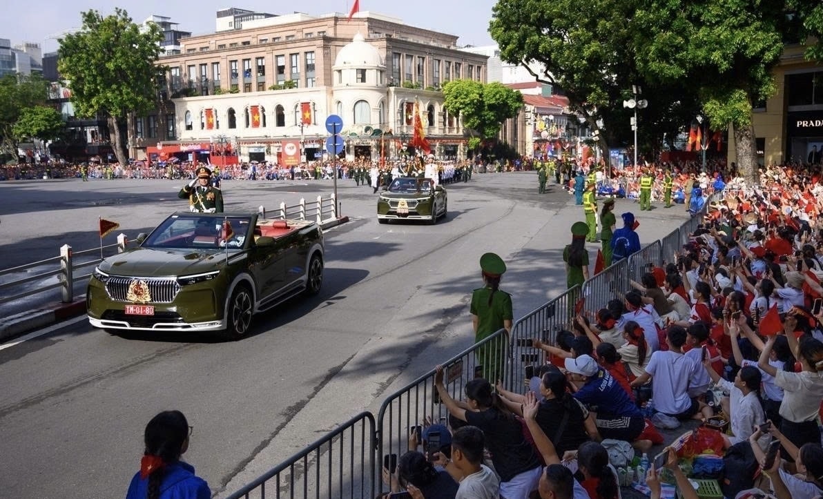 Đoàn xe diễu binh tỏa ra các tuyến phố của Thủ đô trong sự hân hoan chào đón của Nhân dân (Ảnh Trung Lê)