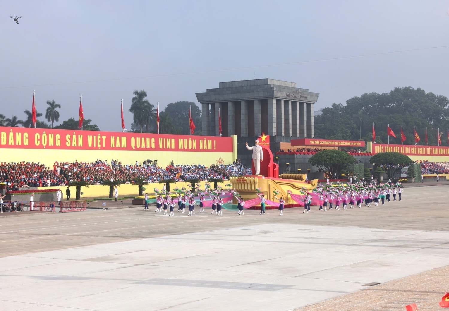 Chủ tịch Hồ Chí Minh - lãnh tụ thiên tài, Người sáng lập, lãnh đạo và rèn luyện Đảng ta, Anh hùng giải phóng dân tộc, danh nhân văn hóa thế giới, Người Cha thân yêu của lực lượng vũ trang nhân dân; đã lãnh đạo cách mạng Việt Nam đi từ thắng lợi này đến thắng lợi khác.  Bác đã đi xa, nhưng thân thế, sự nghiệp, tư tưởng, đạo đức và phong cách của Người vẫn tỏa sáng, soi đường cho dân tộc Việt Nam vững bước tiến vào kỷ nguyên mới, sánh vai với các cường quốc năm châu (Ảnh: TTXVN).