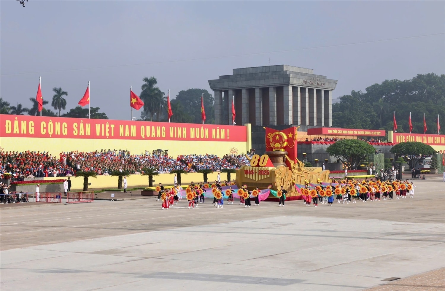 Xe mang hình Quốc huy nước Cộng hòa xã hội chủ nghĩa Việt Nam. (Ảnh TTXVN)