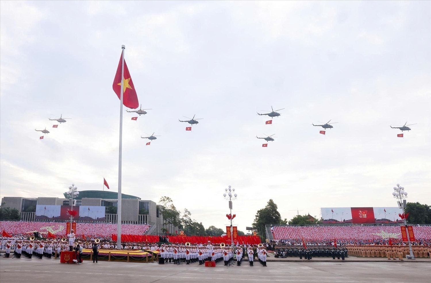 Dẫn đầu là biên đội trực thăng Mi-171, Mi-17, Mi-8, mang cờ Đảng, cờ Tổ quốc tung bay trên Quảng trường Ba Đình lịch sử. Biểu tượng cho sức mạnh đại đoàn kết, niềm tự hào của Đảng và dân tộc, thể hiện bản lĩnh, trí tuệ, khát vọng xây dựng đất nước cất cánh, vươn cao trong kỷ nguyên mới (Ảnh: Nhandan.vn).