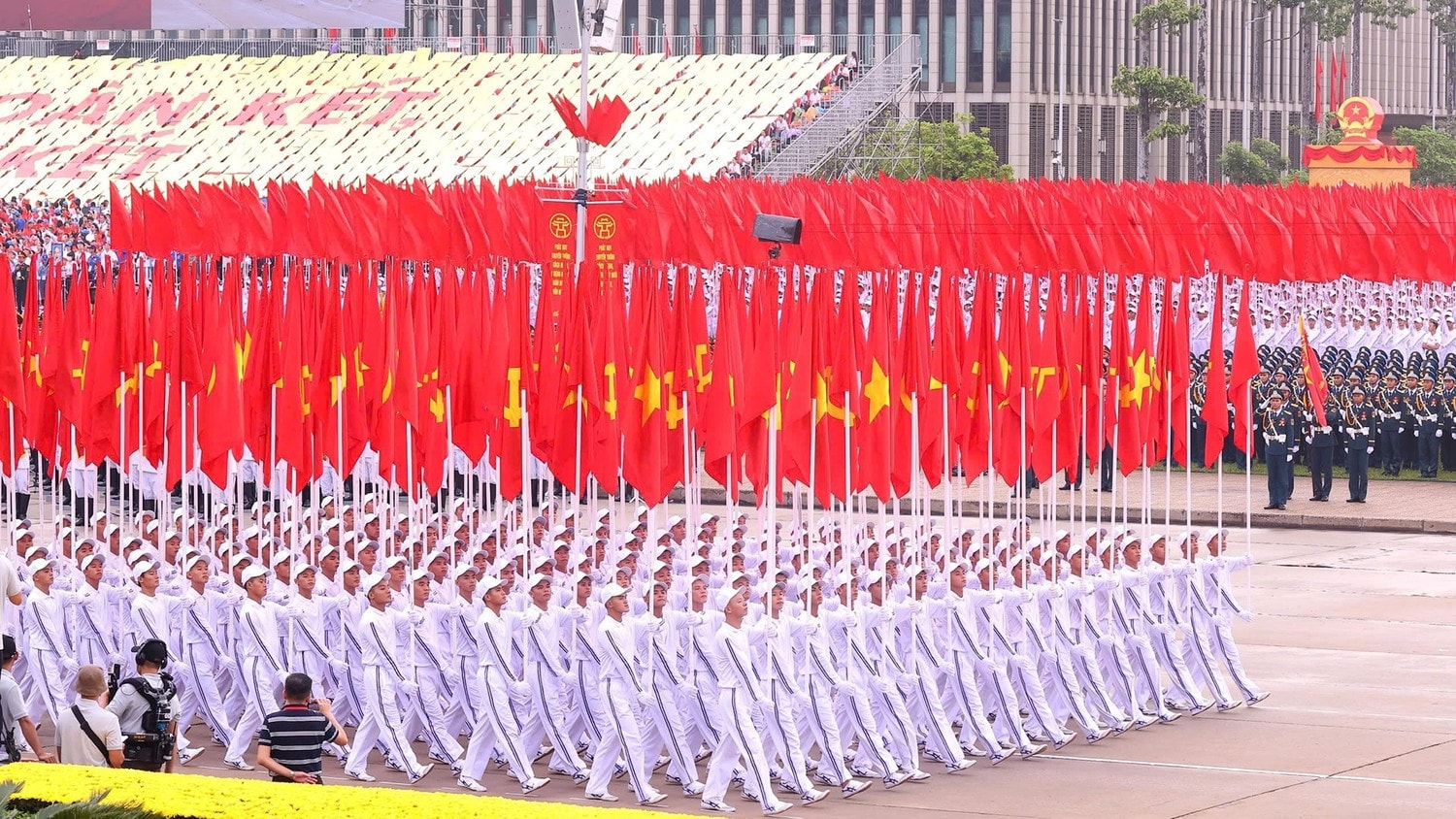 Hình ảnh lá cờ tung bay trên Quảng trường Ba Đình lịch sử là linh hồn dân tộc, biểu tượng thiêng liêng bất khả xâm phạm, thể hiện lý tưởng, niềm tin, bản lĩnh, trí tuệ, khí phách và sức mạnh đại đoàn kết toàn dân tộc (Ảnh: TTXVN)