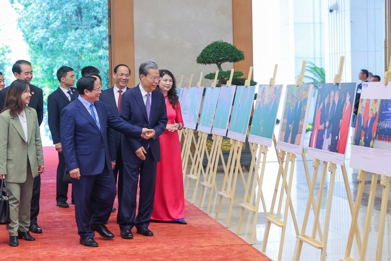 Thủ tướng Chính phủ Phạm Minh Chính và đồng chí Triệu Lạc Tế, Ủy viên trưởng Nhân đại Toàn quốc Trung Quốc tham quan trưng bày ảnh về quan hệ Việt Nam - Trung Quốc - Ảnh: VGP/Nhật Bắc