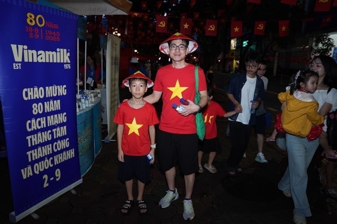 Từ tờ mờ sáng, 15 điểm tiếp ứng dinh dưỡng của Vinamilk dọc các tuyến đường trọng yếu đã tấp nập người dân ghé qua. Từ người lớn cho đến trẻ con, ai cũng háo hức đón chờ thời khắc thiêng liêng - Lễ diễu binh diễu hành kỷ niệm 80 năm Quốc khánh 2/9. (Ảnh: Vi Nam)