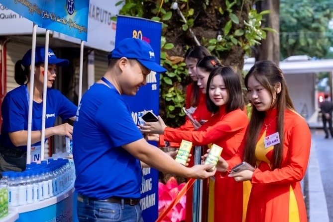  Khi trời vừa hửng sáng, các cô gái xinh đẹp tham gia diễu hành cũng đã có mặt tại một điểm tiếp ứng dinh dưỡng của Vinamilk để tiếp thêm năng lượng trước khi tiếp tục nhiệm vụ của mình. (Ảnh: Vi Nam)