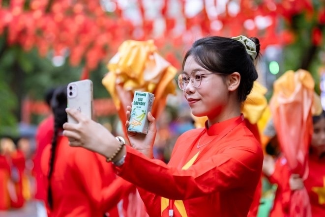 Các bạn trẻ tranh thủ selfie với các sản phẩm dinh dưỡng của Vinamilk. (Ảnh: Vi Nam)