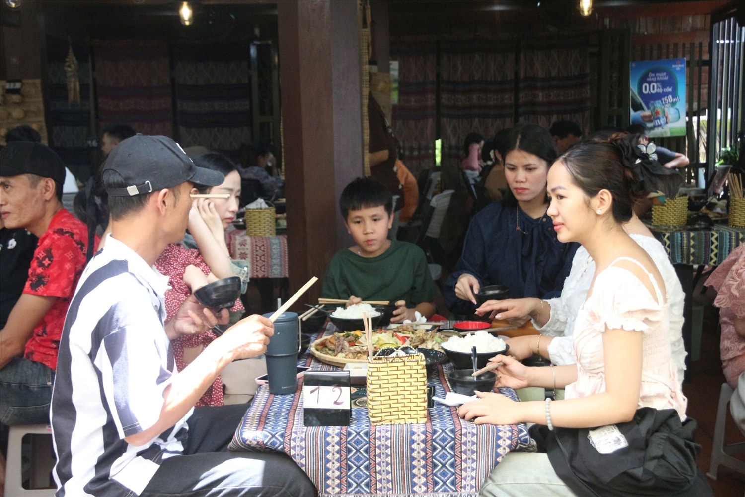 Du khách thích thú thưởng thức những món ăn truyền thống của đồng bào dân tộc Ê Đê  (ảnh: Lê Hường)