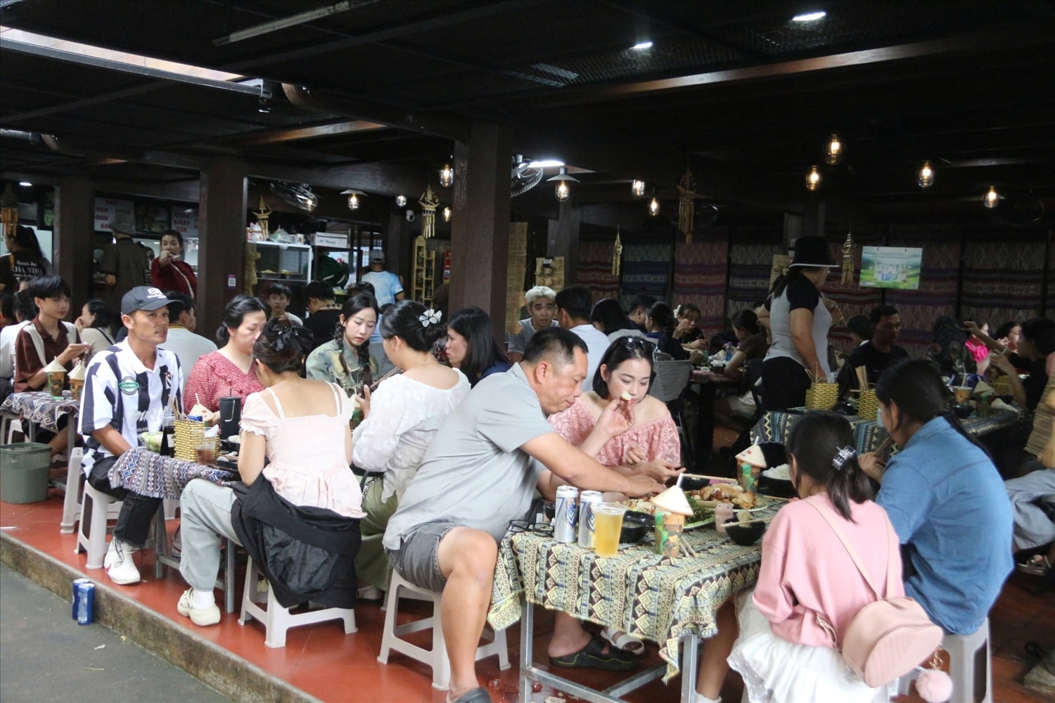 Các nhà hàng, quán ăn ở buôn cổ khách ngồi kín chỗ  (ảnh: Lê Hường)