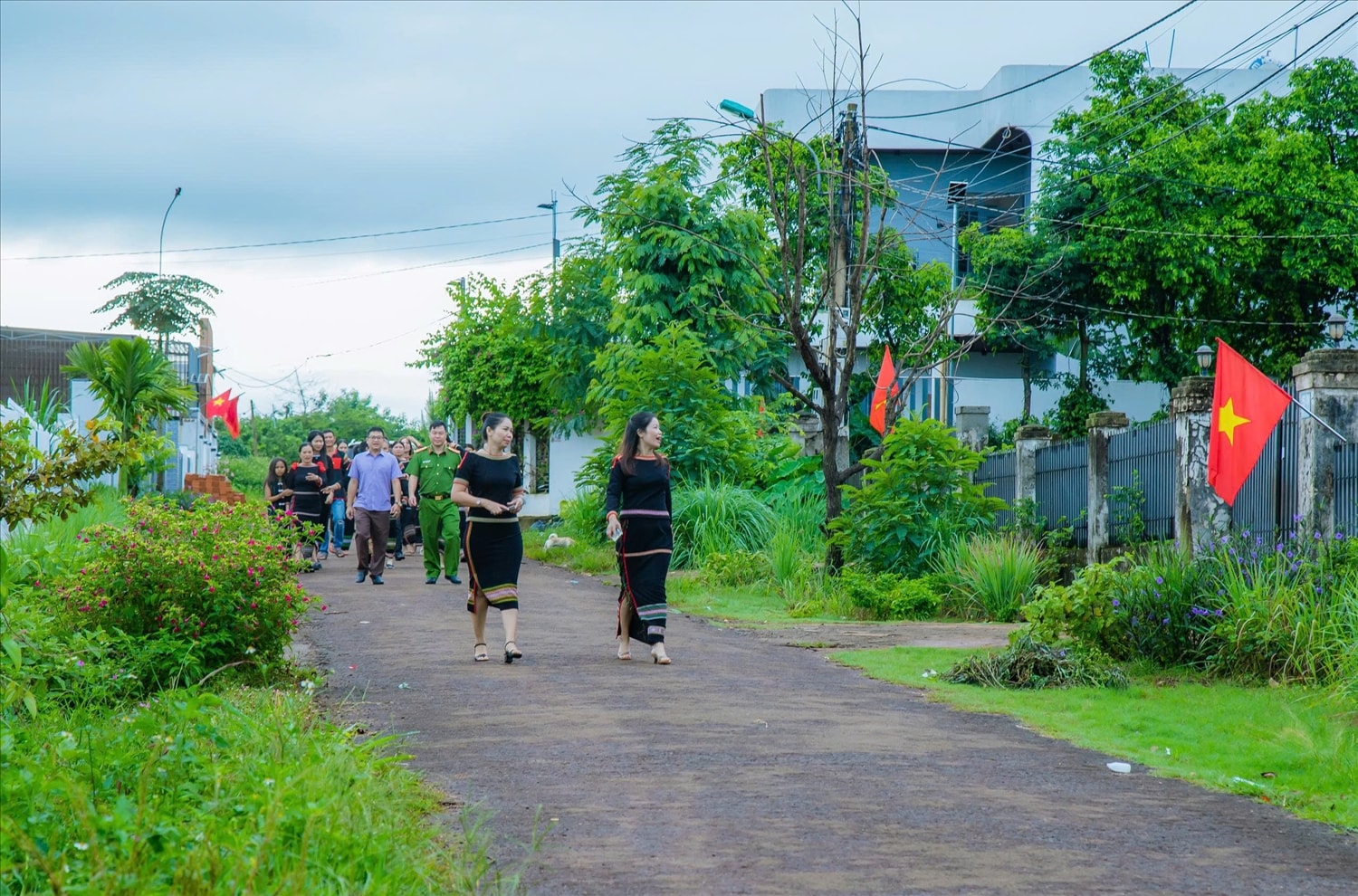 Bà con dân tộc Ê Đê mặc trang phục truyền thống hòa chung không khí hân hoan đón Tết Độc l  (ảnh: Lê Hường)ập