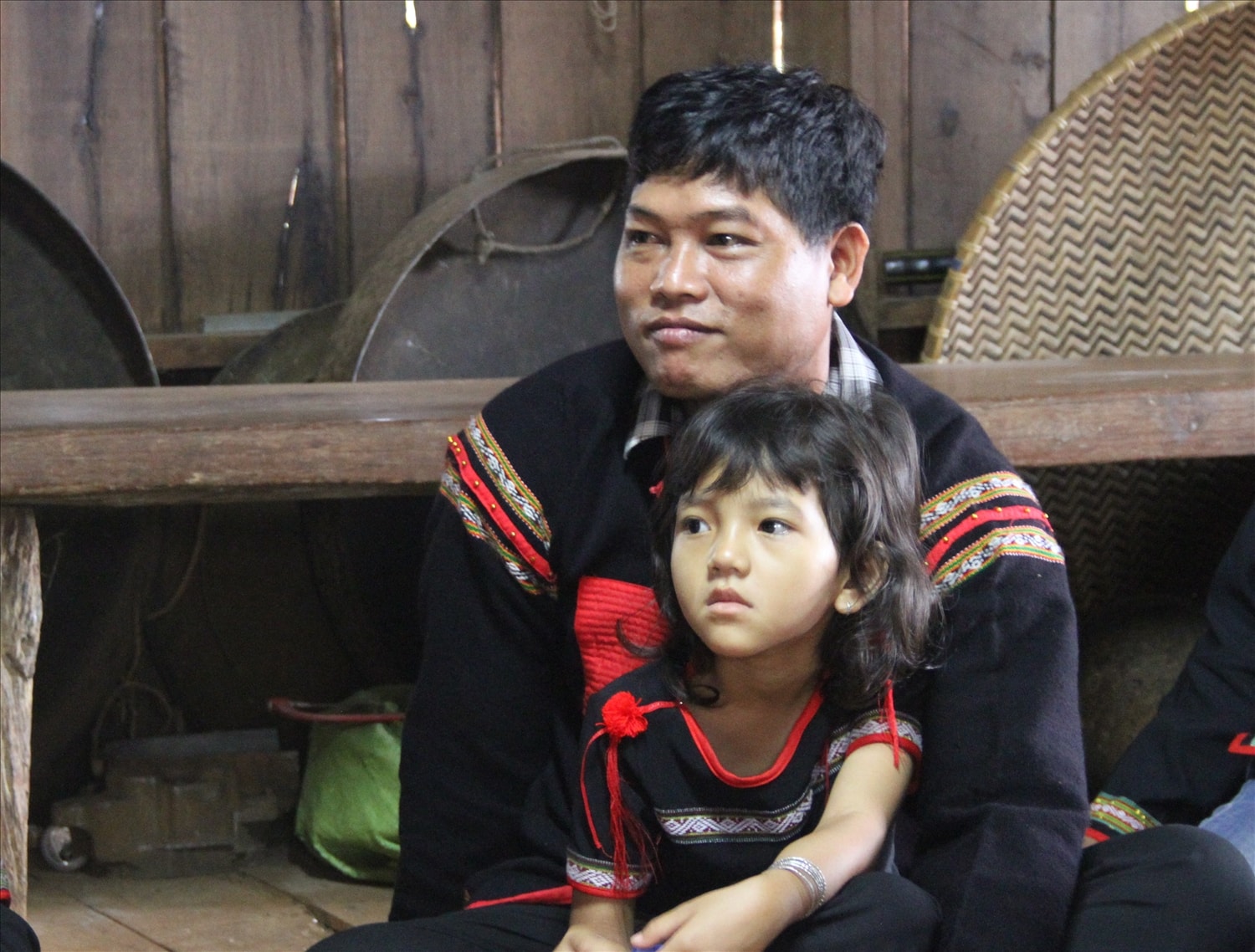 Trẻ em trong buôn cùng người lớn chăm chú dõi theo bước chân của của các chiến sĩ (ảnh: Lê Hường)