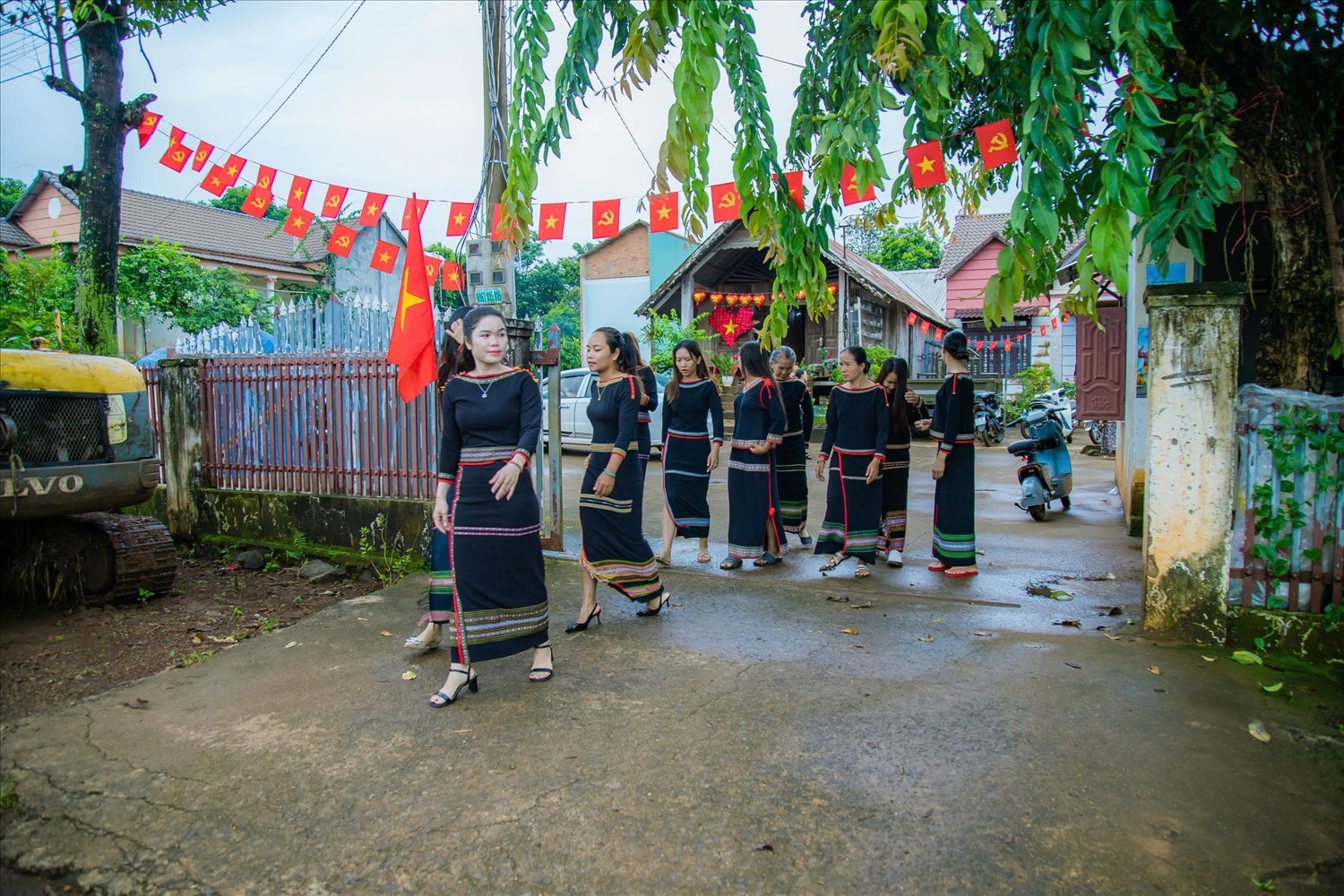 Không ít nhà dân trang hoàng cờ đỏ sao vàng, không khí ngày Quốc khánh càng thêm rộn ràng (ảnh: Lê Hường)