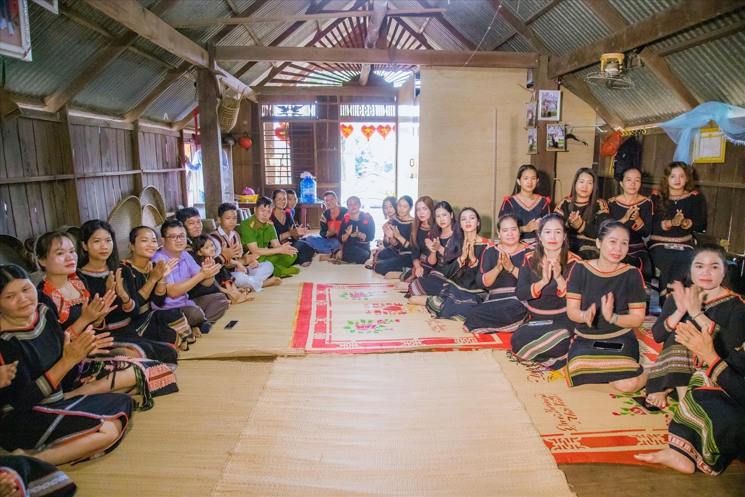 Đồng bào Ê Đê buôn Ea Bông, phường Buôn Ma Thuột tập trung xem diễu binh, diễu hành (ảnh: Lê Hường)
