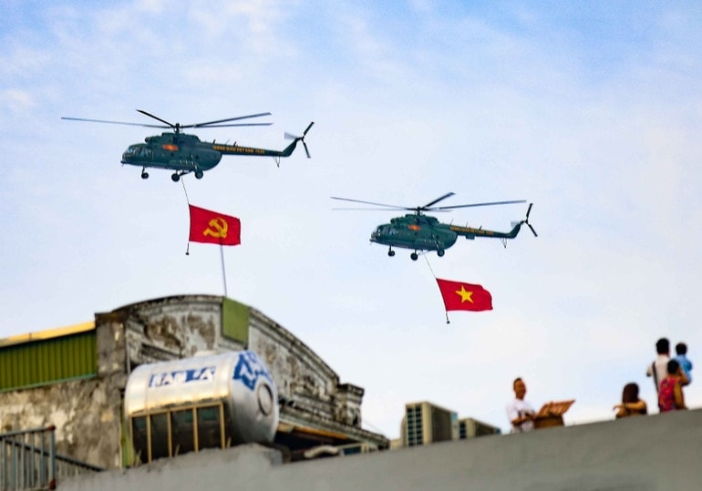 Trực thăng mang cờ Tổ quốc trên bầu trời thủ đô Hà Nội. Ảnh TTXVN