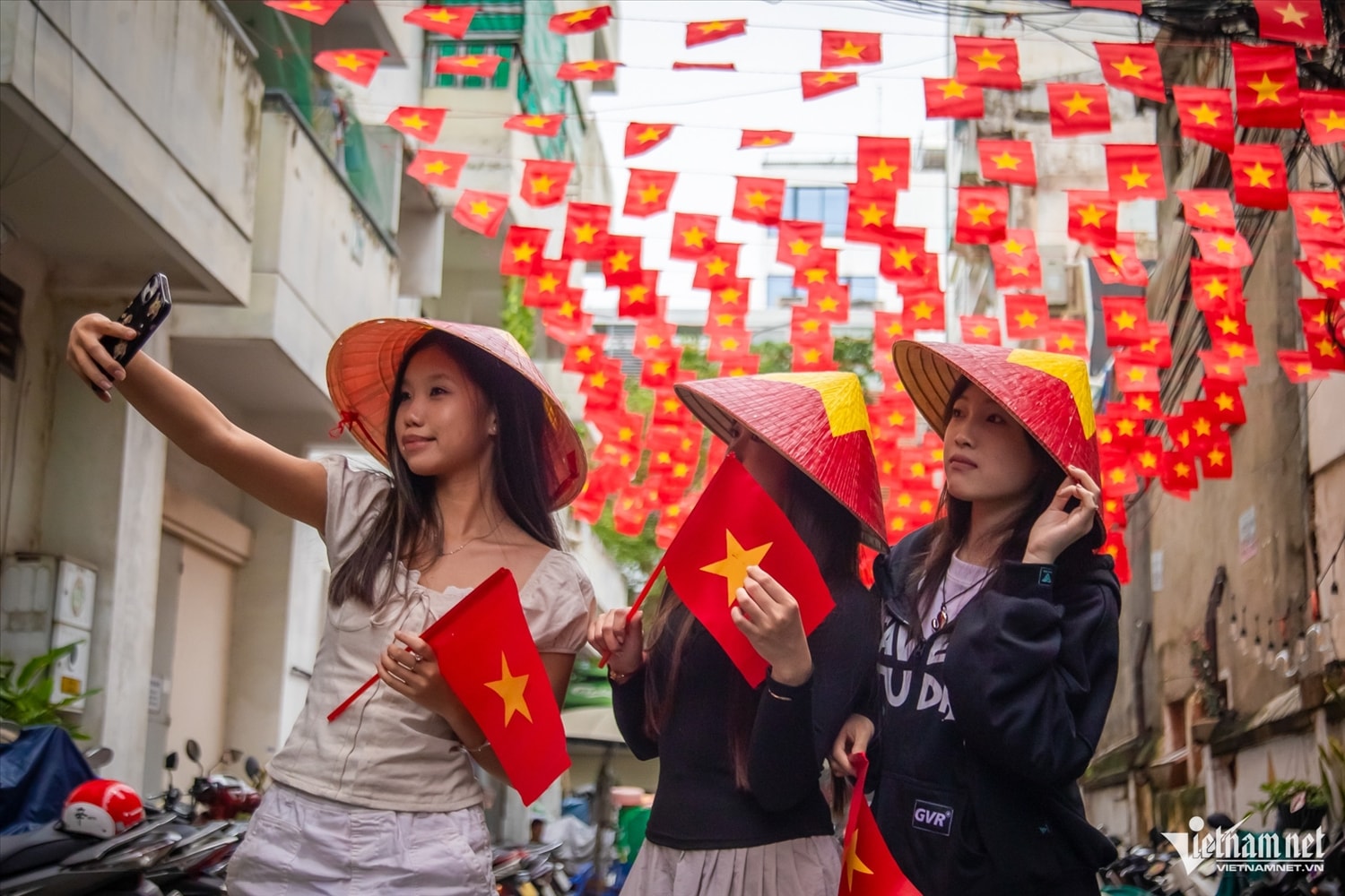Nhóm bạn Tường Vân, Thùy Trang và Hồng Yến - sinh viên Đại học Văn Hiến – tự hào nói: “Chúng tôi hạnh phúc khi là người Việt Nam”. Ảnh: Nguyễn Huế