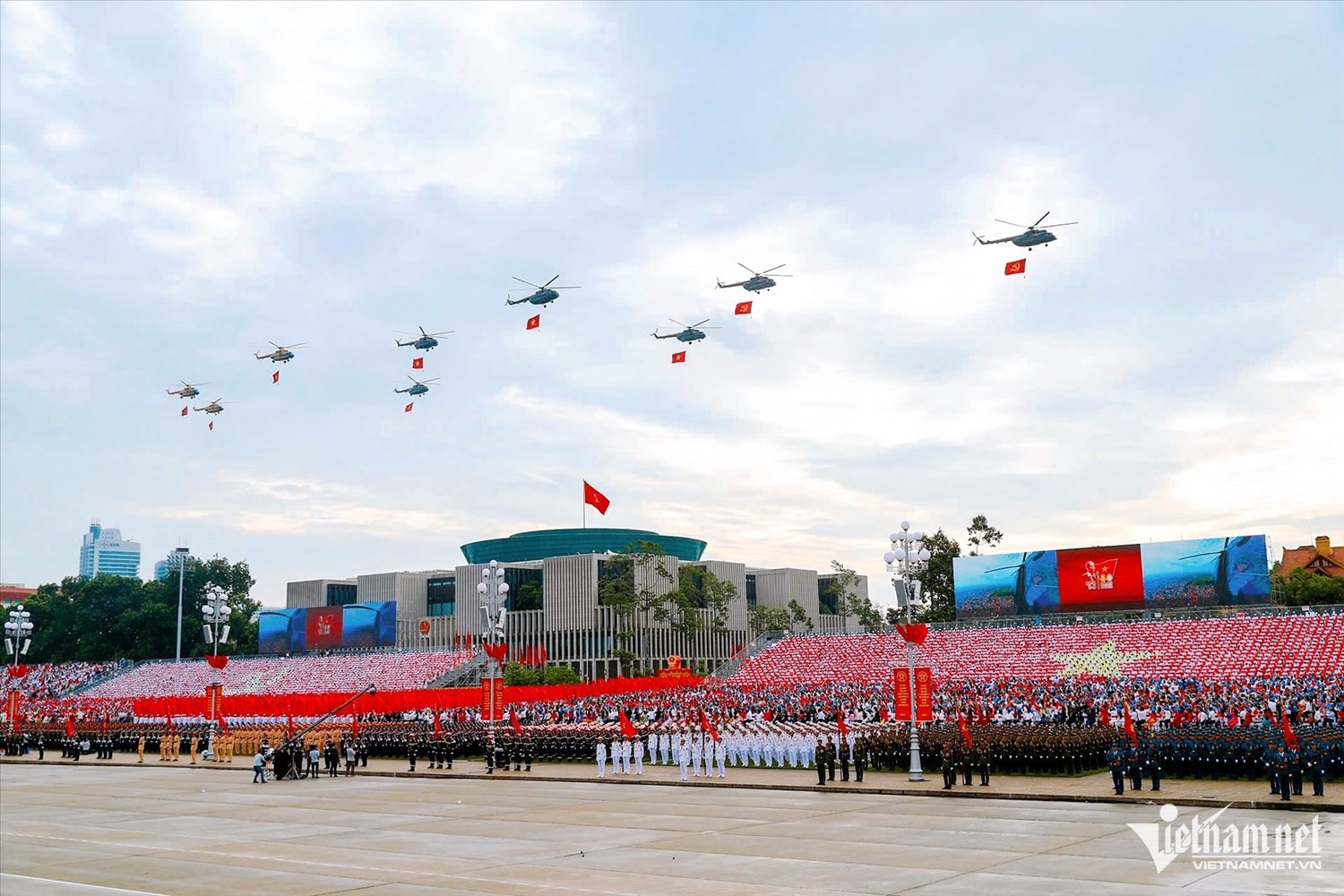 Buổi tổng duyệt diễu binh, diễu hành kỷ niệm 80 năm Cách mạng tháng Tám và Quốc khánh 2/9 diễn ra tại quảng trường Ba Đình, Hà Nội. Trước khi lễ diễu binh, diễu hành diễn ra, các biên đội phi cơ quân sự của Quân chủng Phòng không - Không quân lần lượt bay ngang qua lễ đài. Ảnh: Phạm Hải.