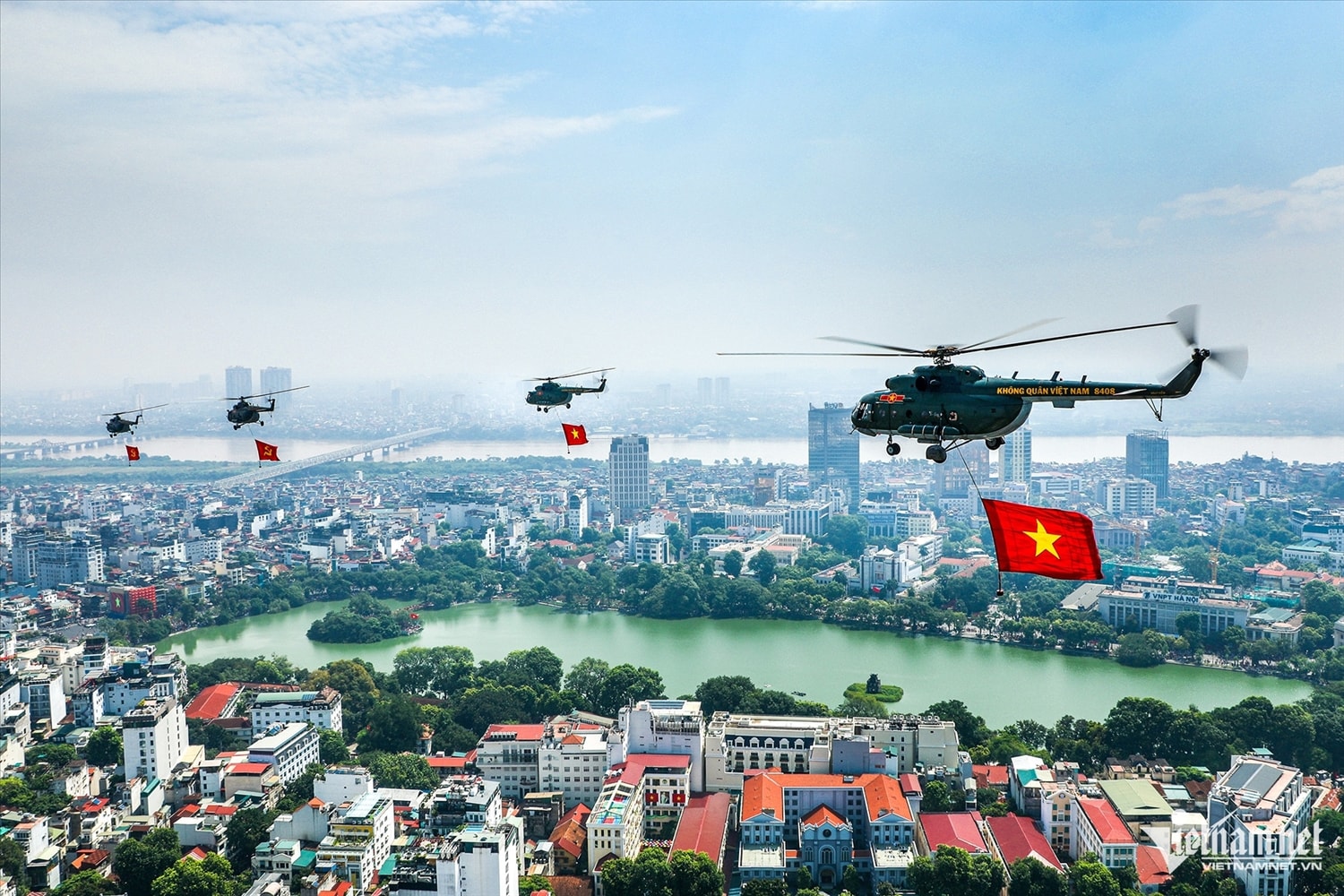 Trực thăng diễn tập kéo cờ bay qua Hồ Gươm chuẩn bị cho lễ kỷ niệm 80 năm Cách mạng Tháng Tám và Quốc khánh 2/9. Ảnh: Quynh Anh - Roi