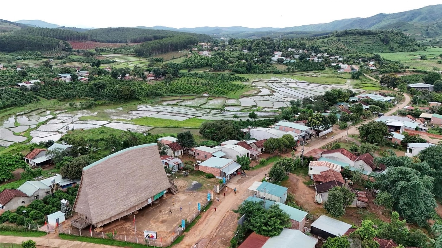 Với sự quan tâm của Đảng, Nhà nước, làng Kon Rôn ngày càng khang trang, đời sống của người dân không ngừng được nâng cao. (Ảnh: Ngọc Chí) Với sự quan tâm của Đảng, Nhà nước, làng Kon Rôn ngày càng khang trang, đời sống của người dân không ngừng được nâng cao. (Ảnh: Ngọc Chí)