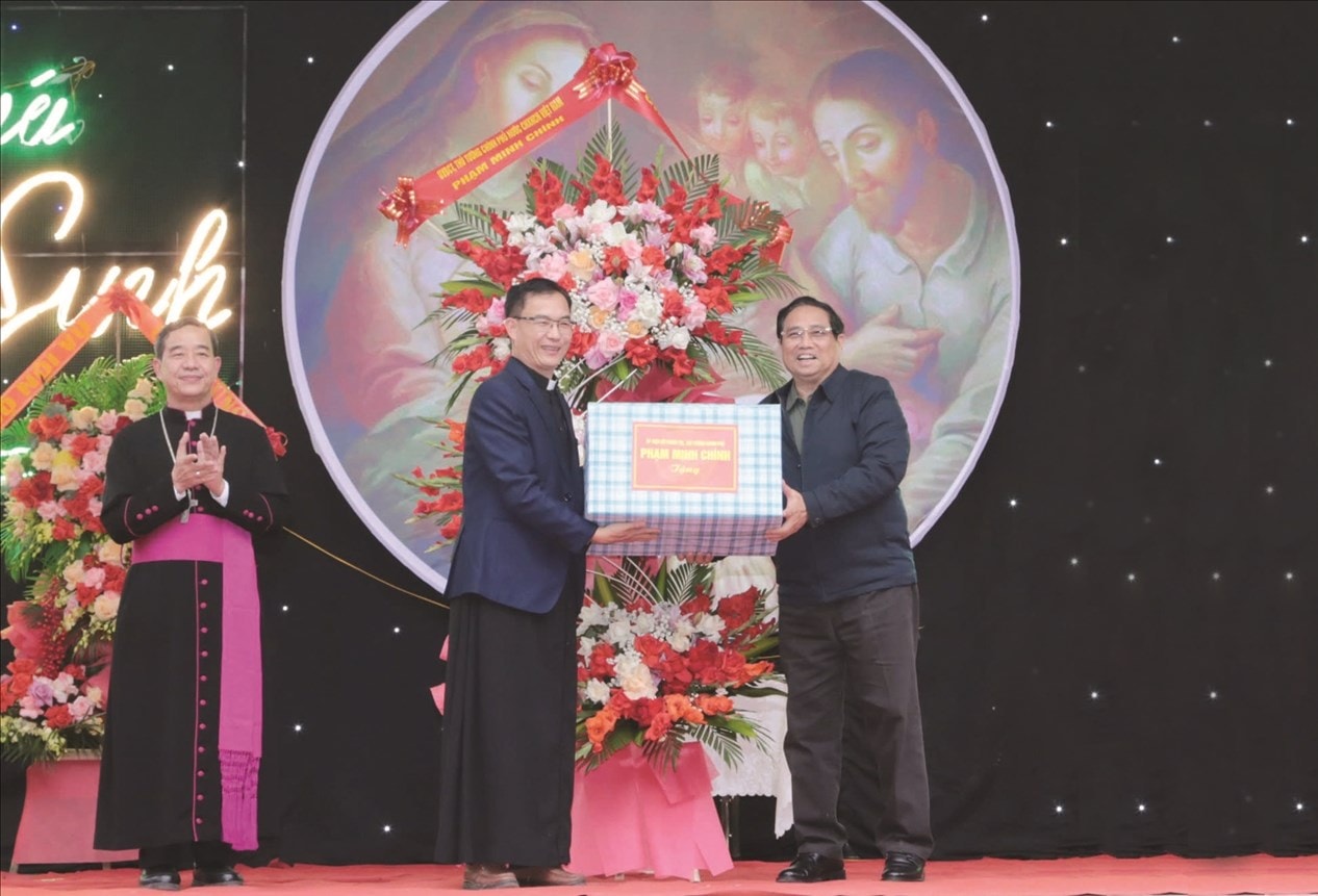 Thủ tướng Chính phủ Phạm Minh Chính thăm và chúc mừng các chức sắc, chức việc và giáo dân của Giáo xứ Lào Cai nhân dịp Lễ Giáng sinh năm 2024