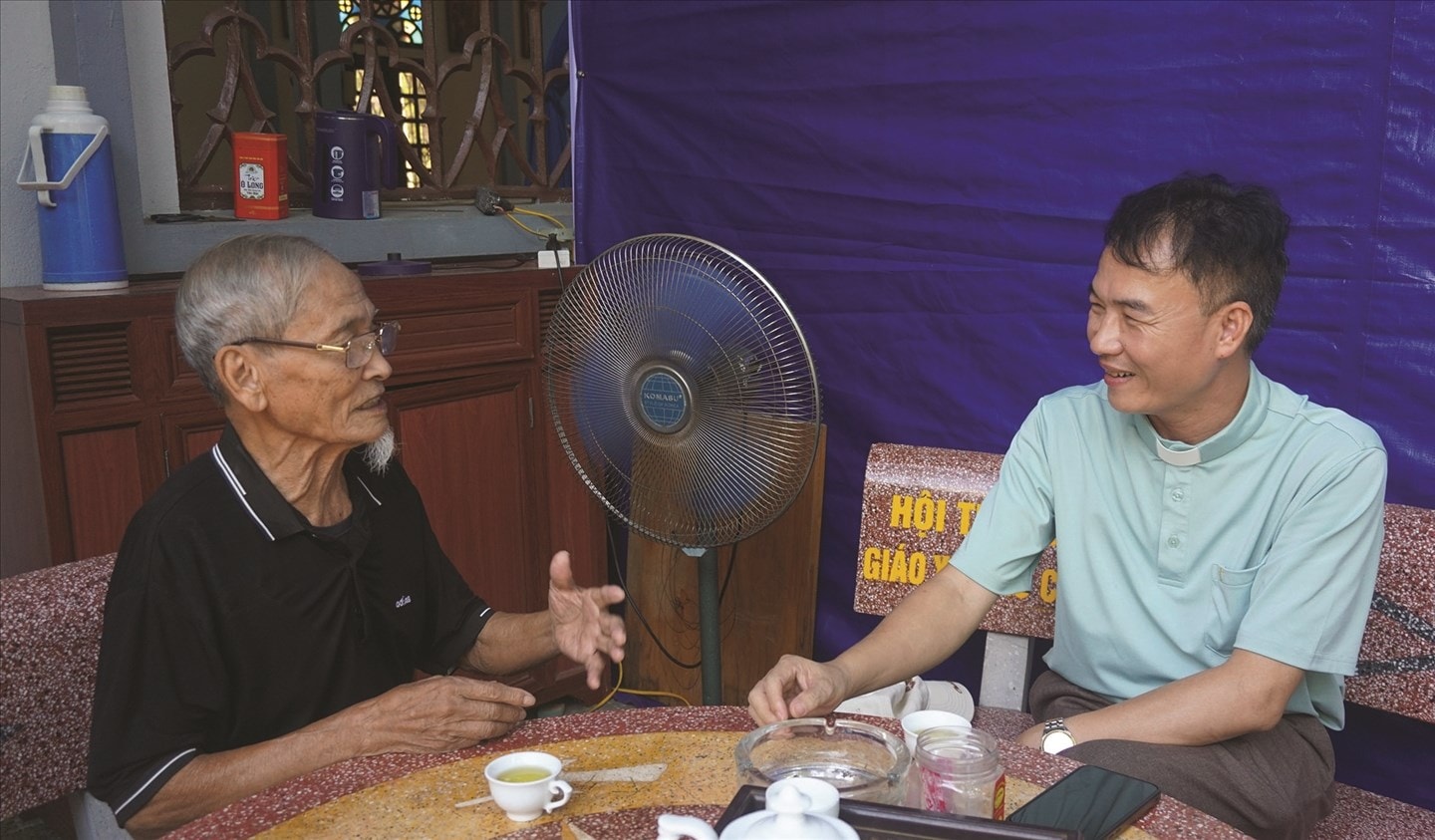 Linh mục Nguyễn Đình  Đền (bìa phải) luôn gần gũi, chia sẻ  để nắm bắt tâm tư nguyện vọng của giáo dân