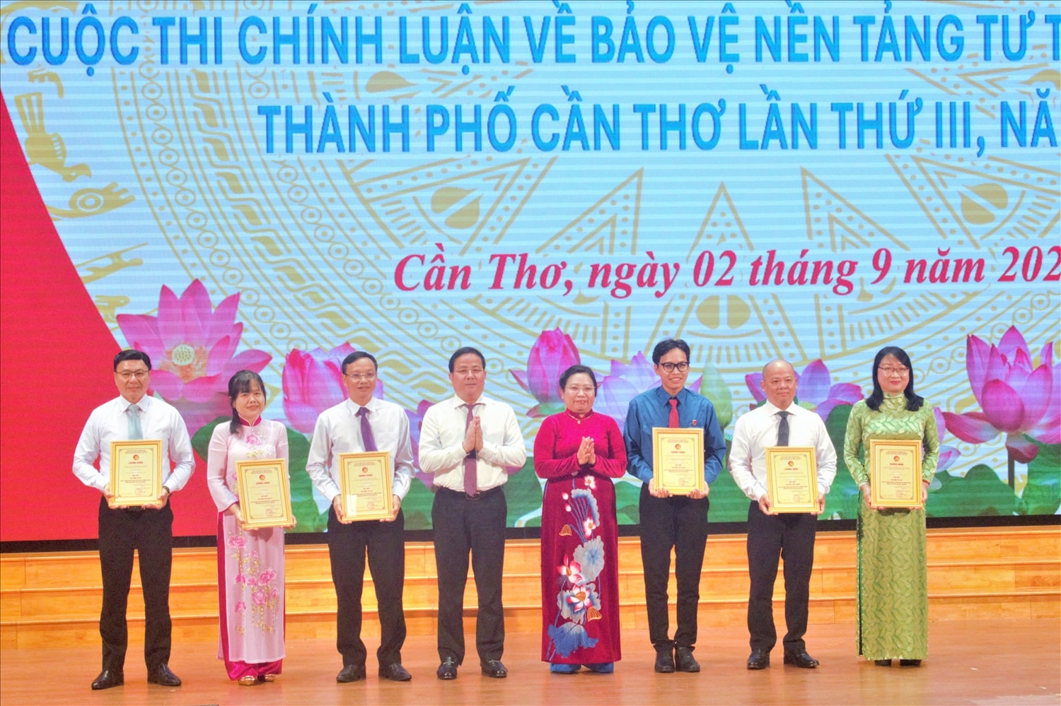 Bà Hồ Thị Cẩm Đào, Phó Bí thư Thành ủy, Chủ tịch Ủy ban MTTQVN TP Cần Thơ và ông Trần Văn Huyến, Phó Bí thư Thành ủy Cần Thơ trao giải Nhất cho các tác giả, nhóm tác giả