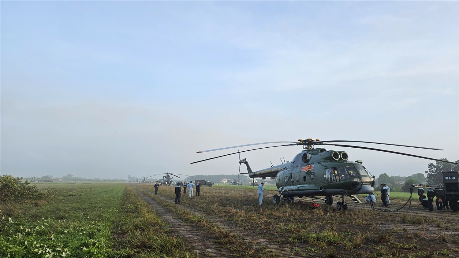 (TIN PV) Nhìn lại hình ảnh phi đội trực thăng Mi-171, Mi-17 và Mi-8 trước giờ bay lễ diễu binh 2/9 1