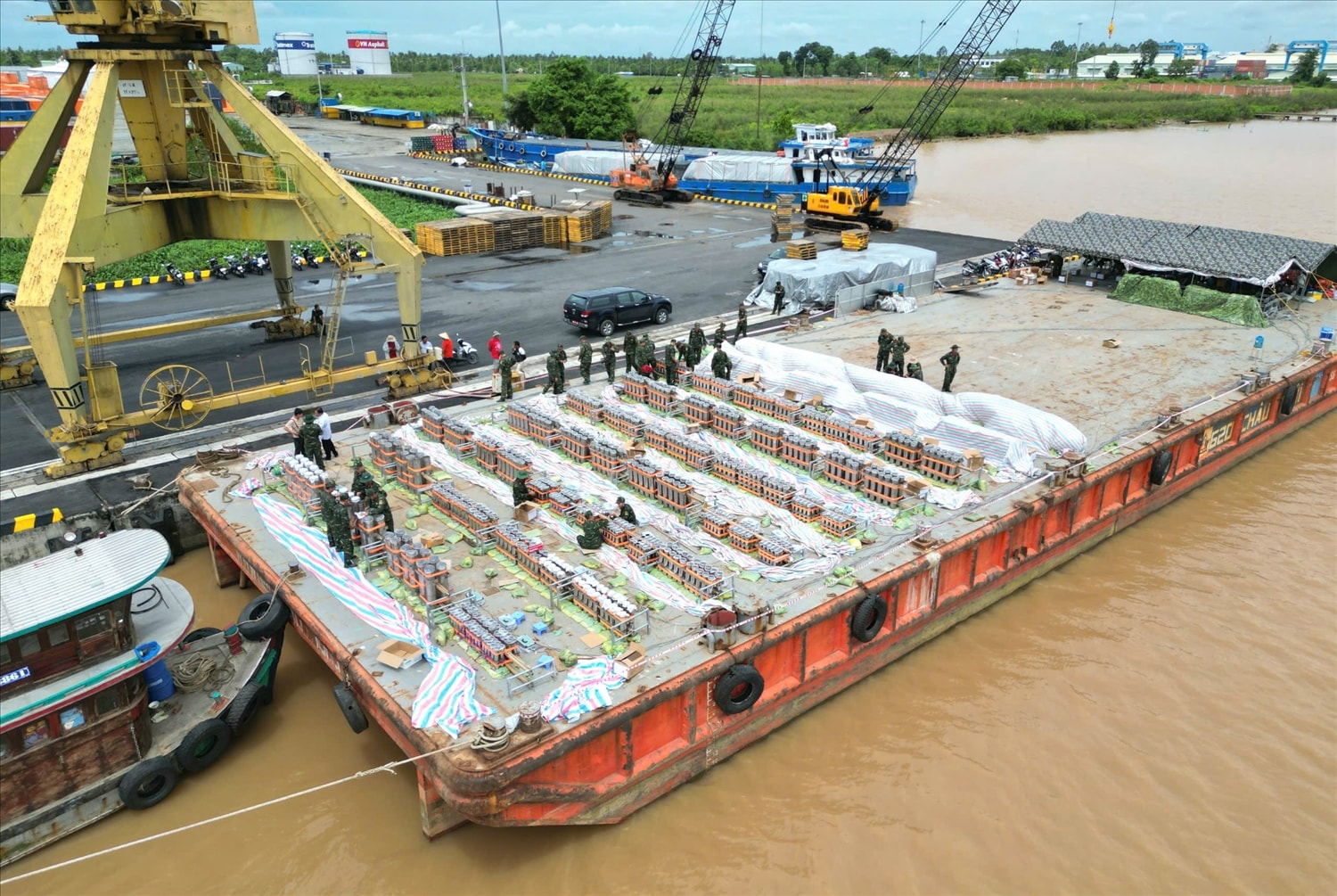 Ngày 2/9, tại cảng Cái Cui, các cán bộ, chiến sĩ thuộc Bộ Chỉ huy quân sự TP. Cần Thơ khẩn trương triển khai lắp đặt trận địa pháo hoa tầm cao phục vụ lễ kỷ niệm 80 năm Cách mạng Tháng Tám thành công (19/8/1945 – 19/8/2025) và Quốc khánh Nước Cộng hòa xã hội chủ nghĩa Việt Nam (2/9/1945 – 2/9/2025).