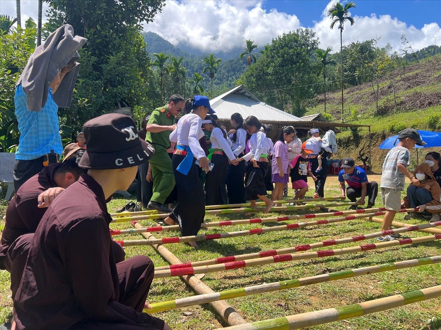 Sau phần lễ, mọi người hoà mình vào phần hội với nhảy sạp và tham gia các trò chơi vui nhộn. (Ảnh Đại Duy)