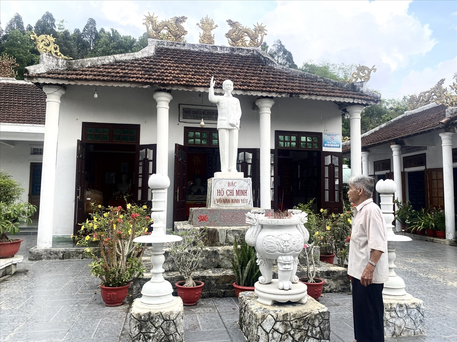 Ông Võ Như Thông xây dựng nhà thờ Bác Hồ. (Ảnh Huy Trường).