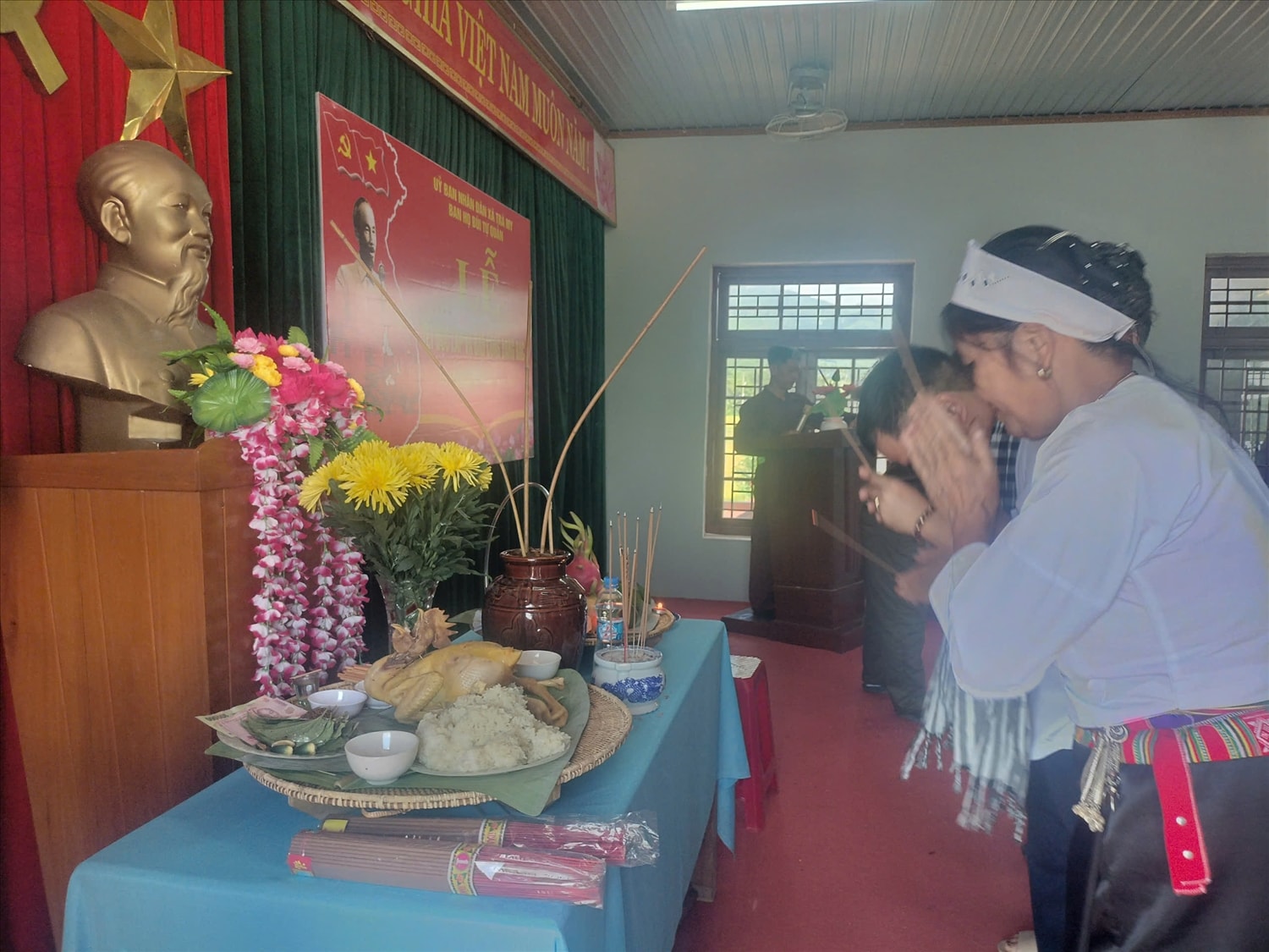 Đồng bào Mường ở Trà My thể hiện lòng biết ơn đối với Bác Hồ. (Ảnh Đại Duy).
