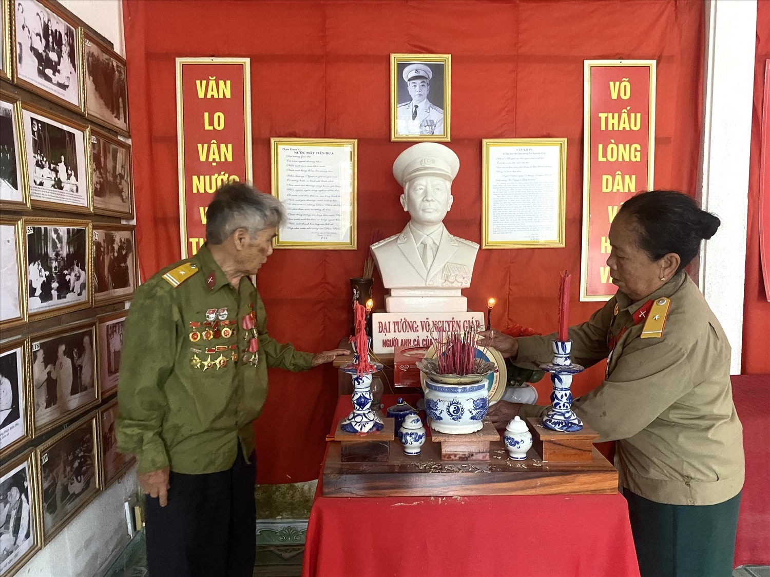Bàn thờ Đại tướng Võ Nguyên Giáp tại Khu đền thờ của vợ chồng ông Thông. (Ảnh Huy Trường).