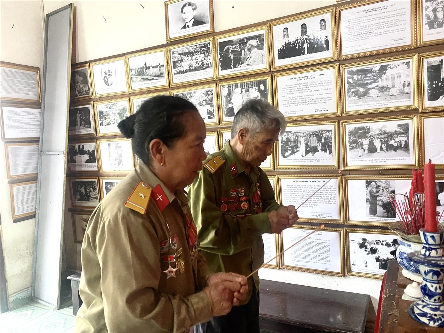 Vợ chồng cựu binh bày tỏ lòng biết ơn với các anh hùng dân tộc. (Ảnh Huy Trường).
