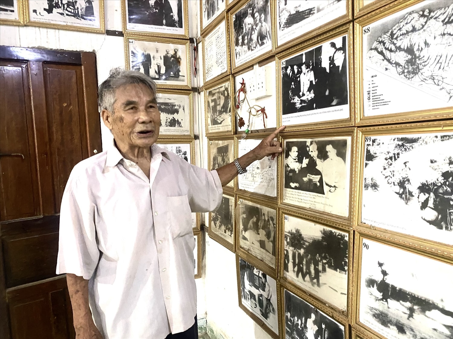 Ông Thông sưu tầm hàng ngàn tư liệu, tranh ảnh về Bác Hồ . (Ảnh Huy Trường).
