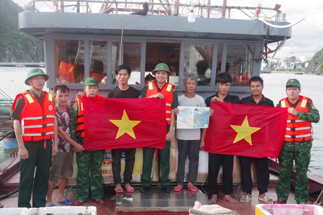 Bộ đội biên phòng phát cờ, ảnh Bác Hồ, tờ gấp pháp luật... cho ngư dân
