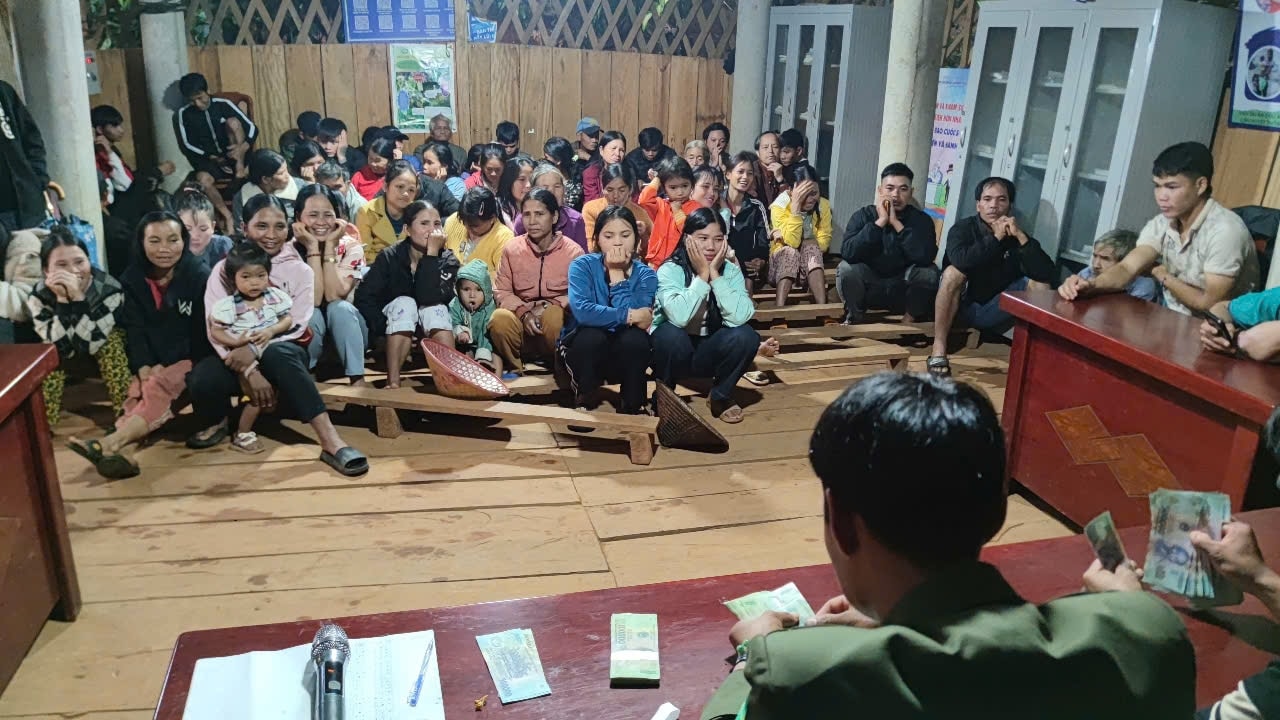Xã Tu Mơ Rông cử cán bộ về từng thôn và làm việc đến tối để cấp tiền quà Quốc khánh 2/9 cho đồng bào Xơ Đăng. (Ảnh: Ngọc Chí)