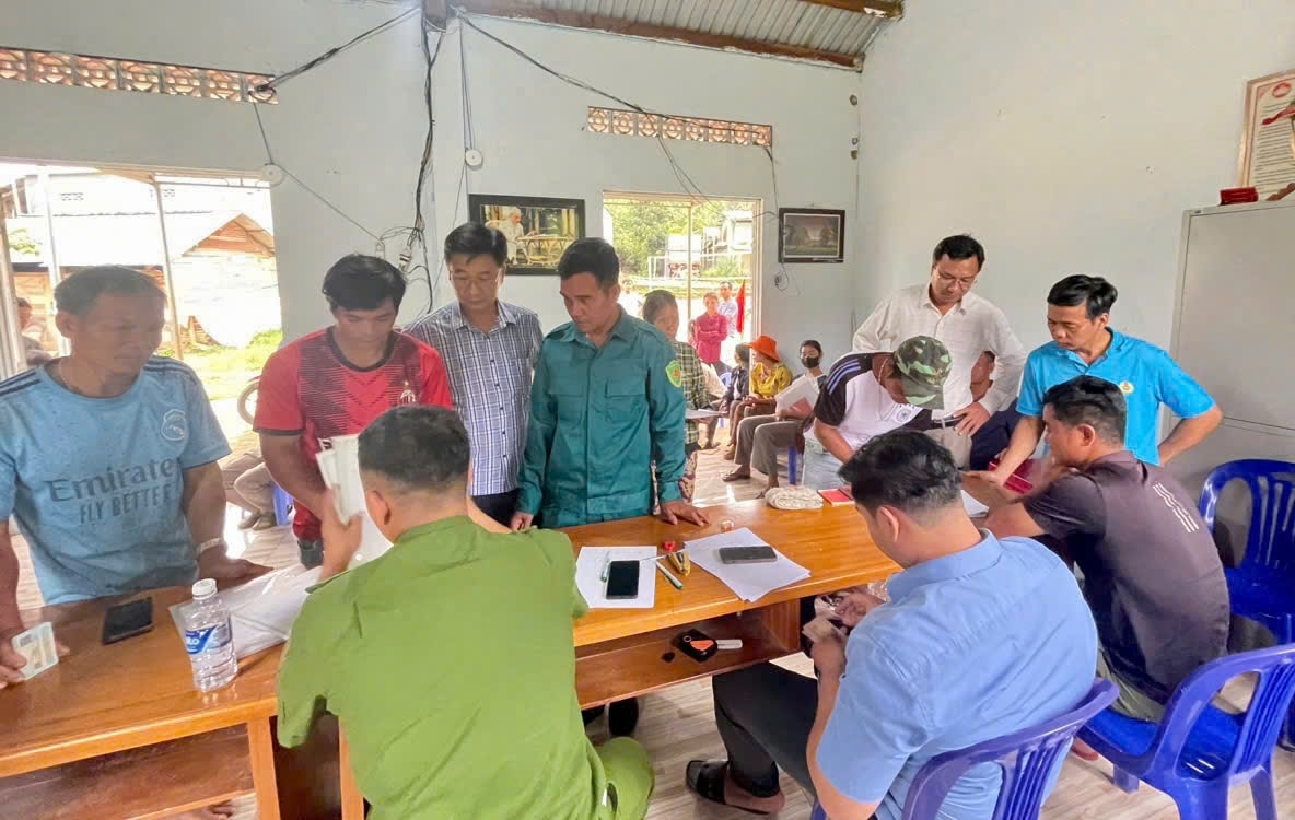 Đồng bào Gié Triêng ở xã biên giới Đăk Long đến nhận tiền quà Quốc khánh 2/9. (Ảnh: Ngọc Chí)
