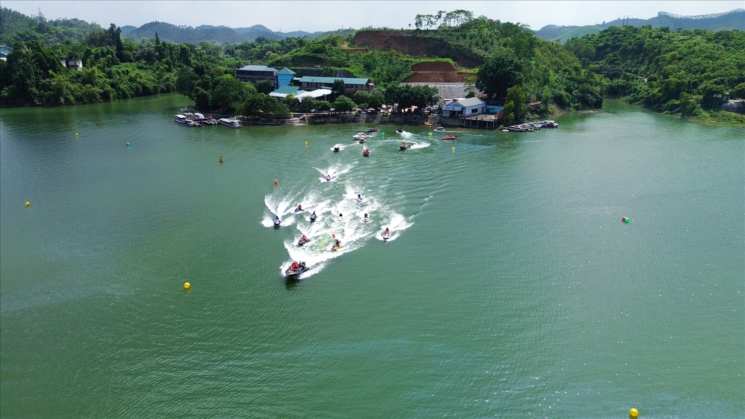 Các hoạt động thể thao dưới nước được đông đảo du khách trong và ngoài nước đến trải nghiệm