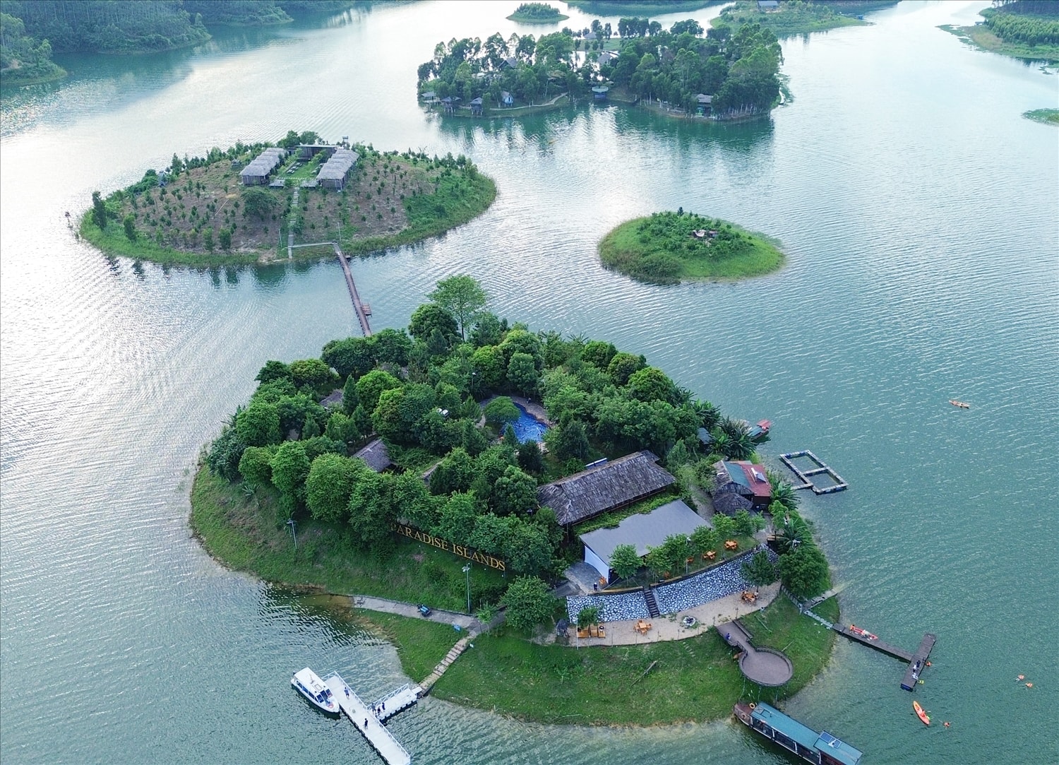 Toàn cảnh khu nghỉ dưỡng Thác Bà Paradise nằm trên một hòn đảo với hệ thống 01 nhà sinh hoạt chung và 06 căn Bungalow biệt lập và 01 hồ bơi rộng nằm giữa trung tâm của đảo