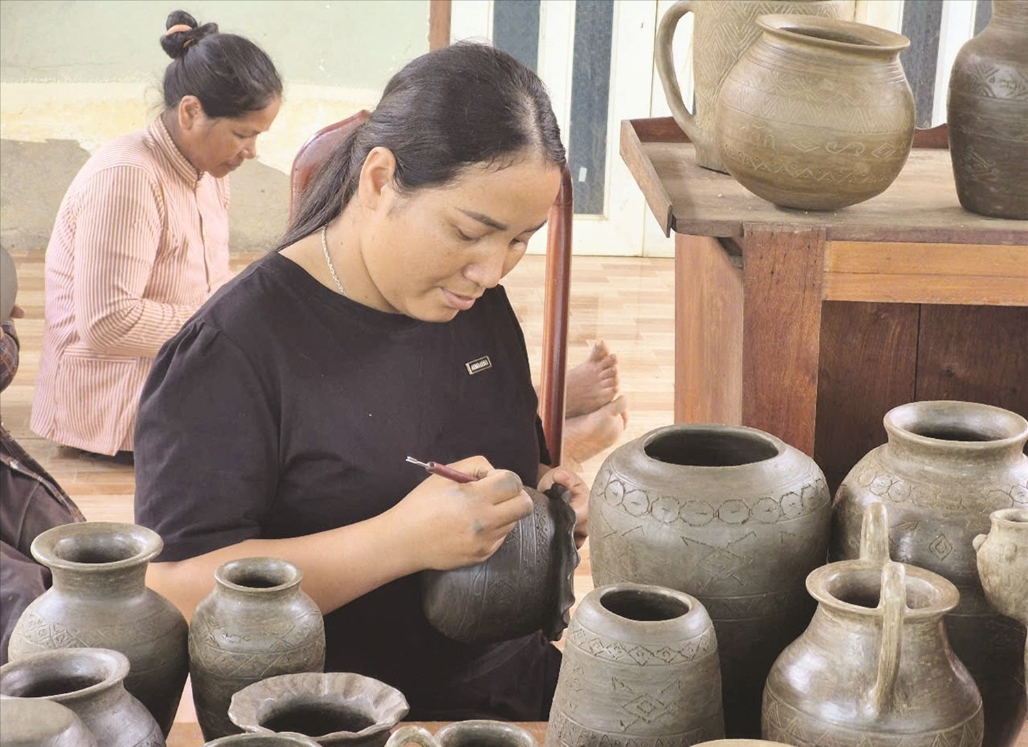 Trang trí họa tiết làm cho sản phẩm gốm sinh động, hấp dẫn hơn