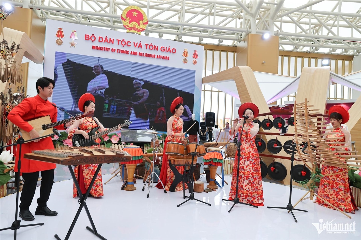Nhiều hoạt đông văn hóa văn nghệ mang đậm bản sắc văn hóa các DTTS được trình diễn tại khu vực trưng bày của Bộ Dân tộc và Tôn giáo (Ảnh TL)