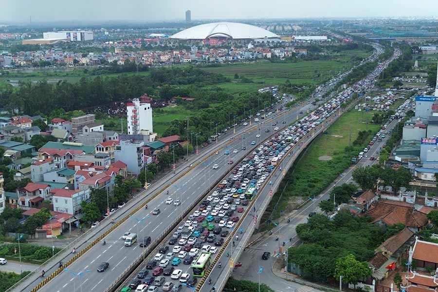Giao thông đoạn gần Trung tâm Triển lãm Việt Nam tại Đông Anh, Hà Nội ùn ứ kéo dài nhiều km về cả 2 phía đầu cầu vào các ngày 30 và 31/8 (Ảnh: TL)