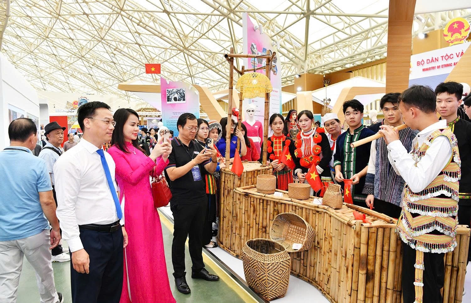 Gian hàng của Bộ Dân tộc và Tôn giáo tại Triển lãm nhận được nhiều sự quan tâm của khách tham quan Gian hàng của Bộ Dân tộc và Tôn giáo tại Triển lãm nhận được nhiều sự quan tâm của khách tham quan