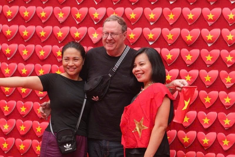 Người dân và du khách check-in tại không gian 