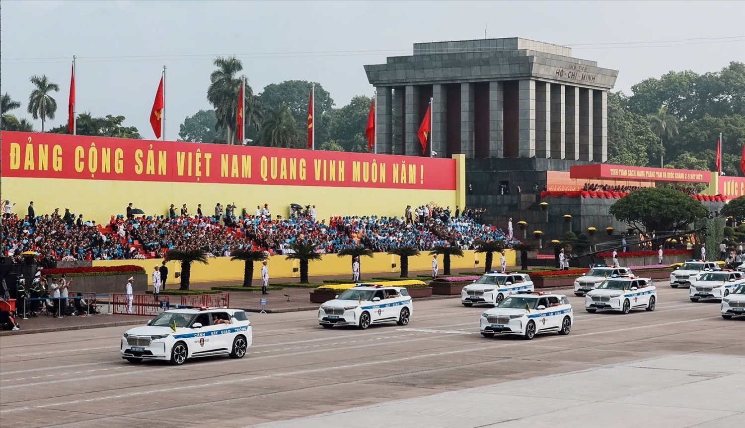 Đây là những chiếc xe điện của Khối xe chỉ huy giao thông dẫn đoàn cho thấy sự nâng cấp, đổi mới, hiện đại hóa để đảm bảo yêu cầu về hình thức, tính năng cũng như tiêu chí chuyển đổi xanh theo chỉ đạo của Chính phủ.