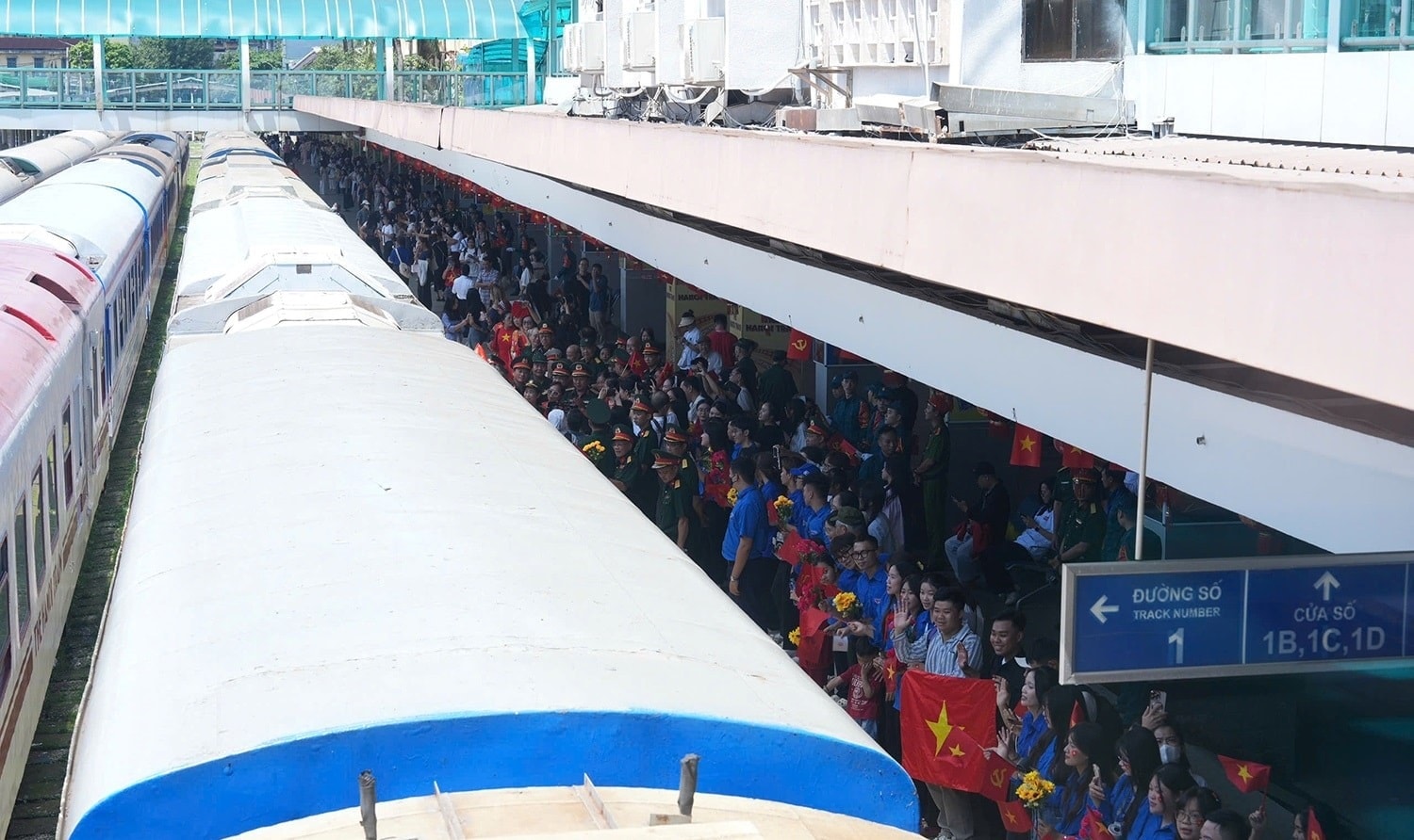 Người dân Hà Nội tiễn các lực lượng tham gia thực hiện nhiệm vụ A80 tại sân ga Hà Nội