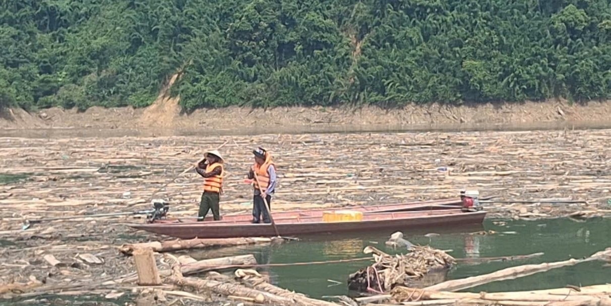 Việc dọn rác trên lòng hồ thủy điện bản Vẽ đang rất khó khăn, thách thức - Ảnh: TĐ Việc dọn rác trên lòng hồ thủy điện bản Vẽ đang rất khó khăn, thách thức - Ảnh: TĐ