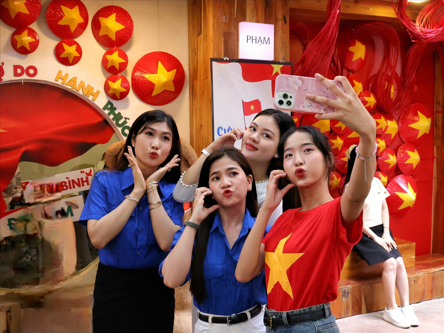 Nhiều bạn trẻ đến các quán cà phê được trang trí rực rỡ tại Cần Thơ để check-in với cờ Tổ quốc và cờ Đảng