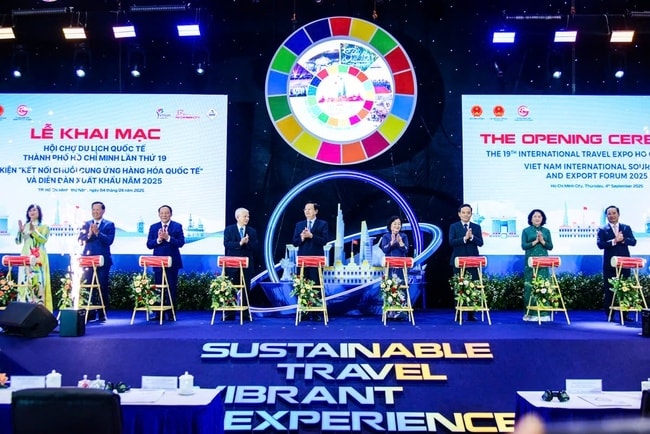 Các đại biểu thực hiện nghi thức khai mạc Hội chợ Du lịch quốc tế ITE HCMC 2025